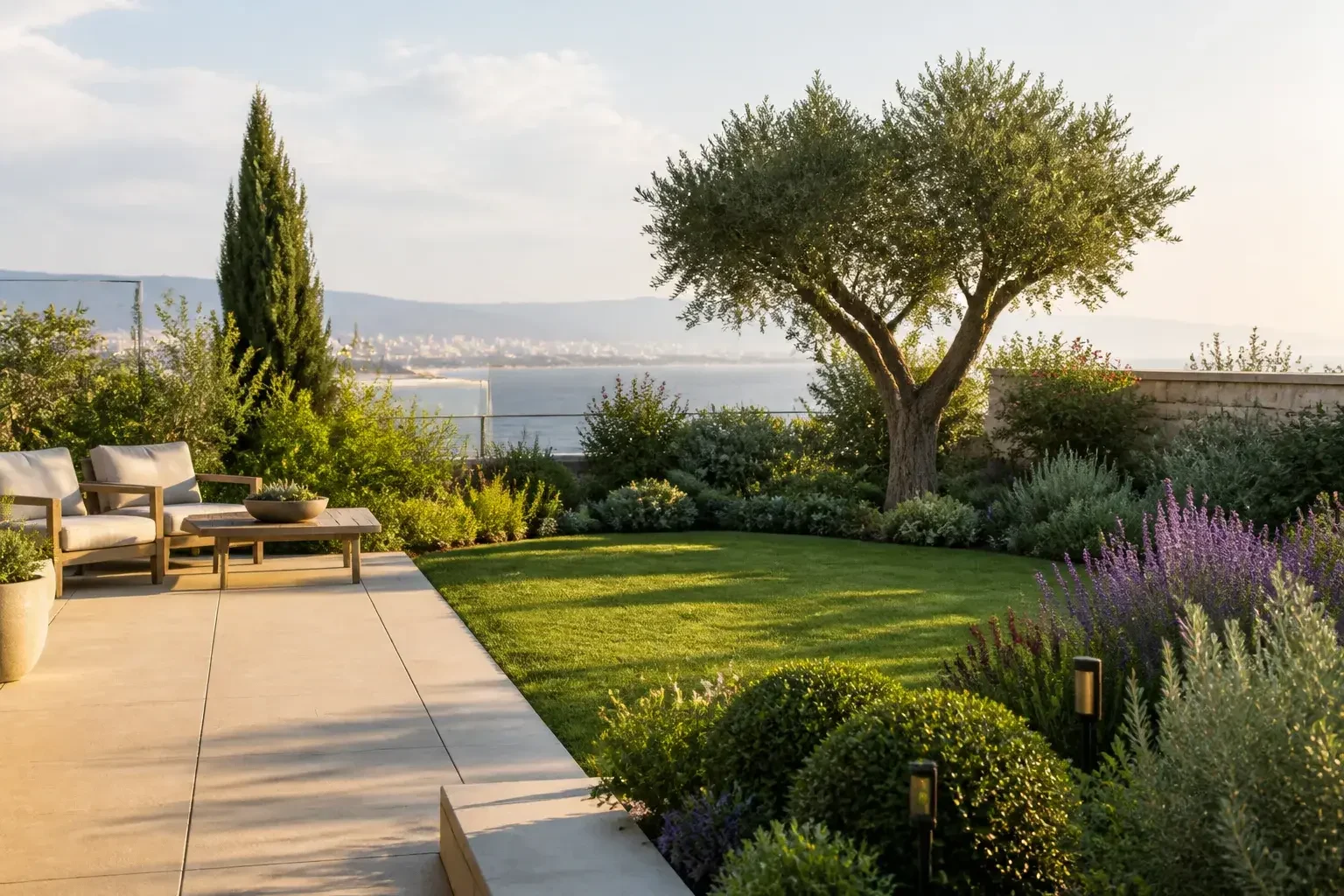 İzmir’de tamamlanmış modern bir bahçe terası ve düzenli peyzaj
