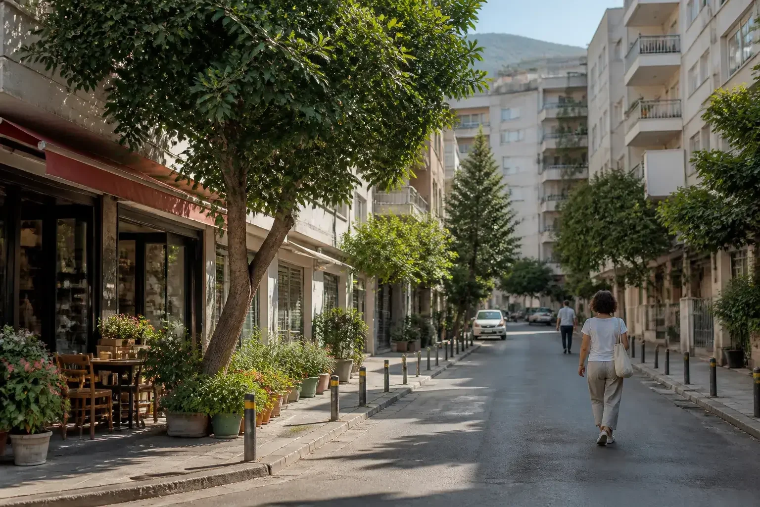 Bornova’da ağaçlıklı sokaklar ve apartmanlı mahalle görünümü