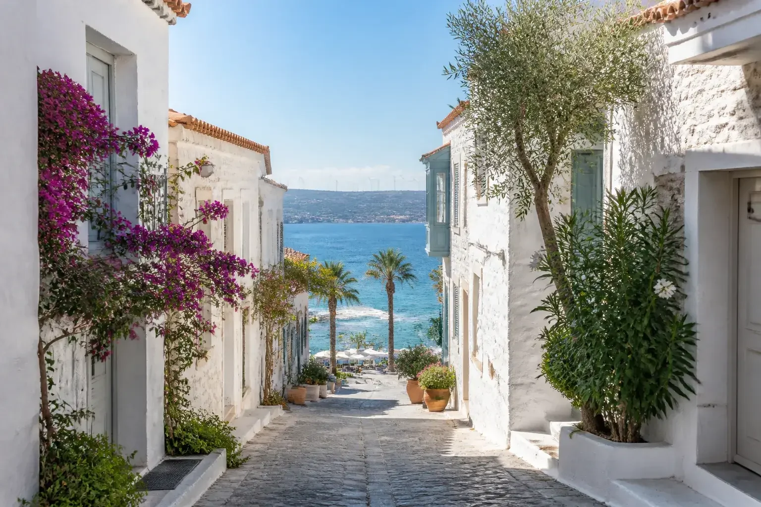 Çeşme’nin beyaz taş evleri ve Akdeniz dokulu sokakları